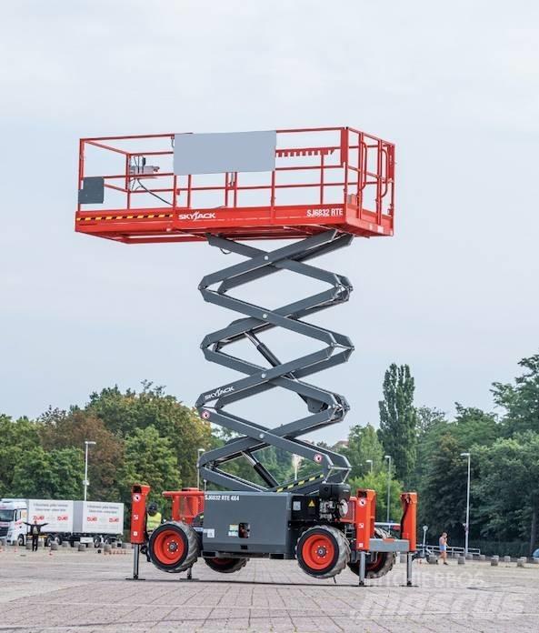 SkyJack 6832RTE Nožnicové zdvíhacie plošiny