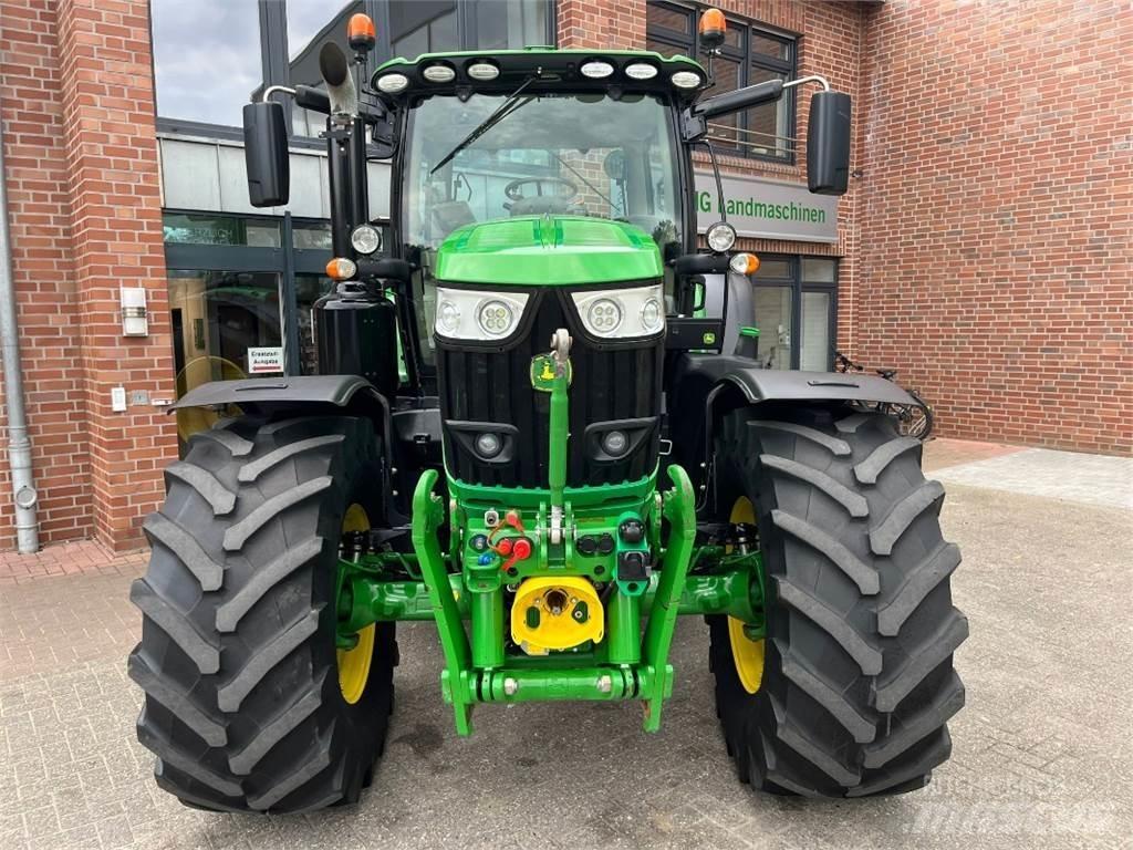John Deere 6215R Traktory