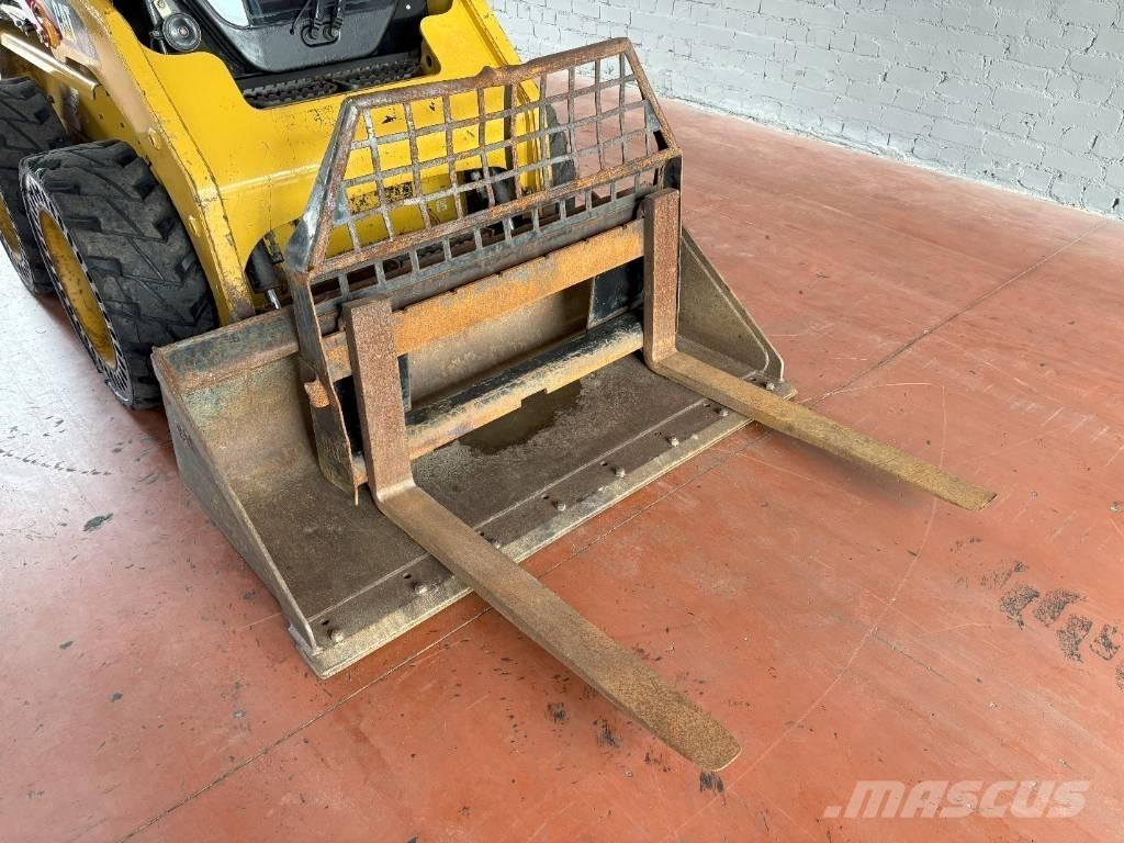 CAT 216 B Šmykom riadené nakladače