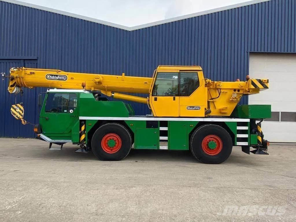 Liebherr LTM1030-2 Univerzálne terénne žeriavy