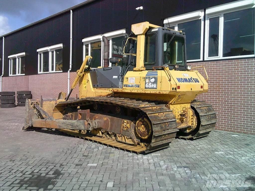 Komatsu D65PX-15 Pásové dozéry