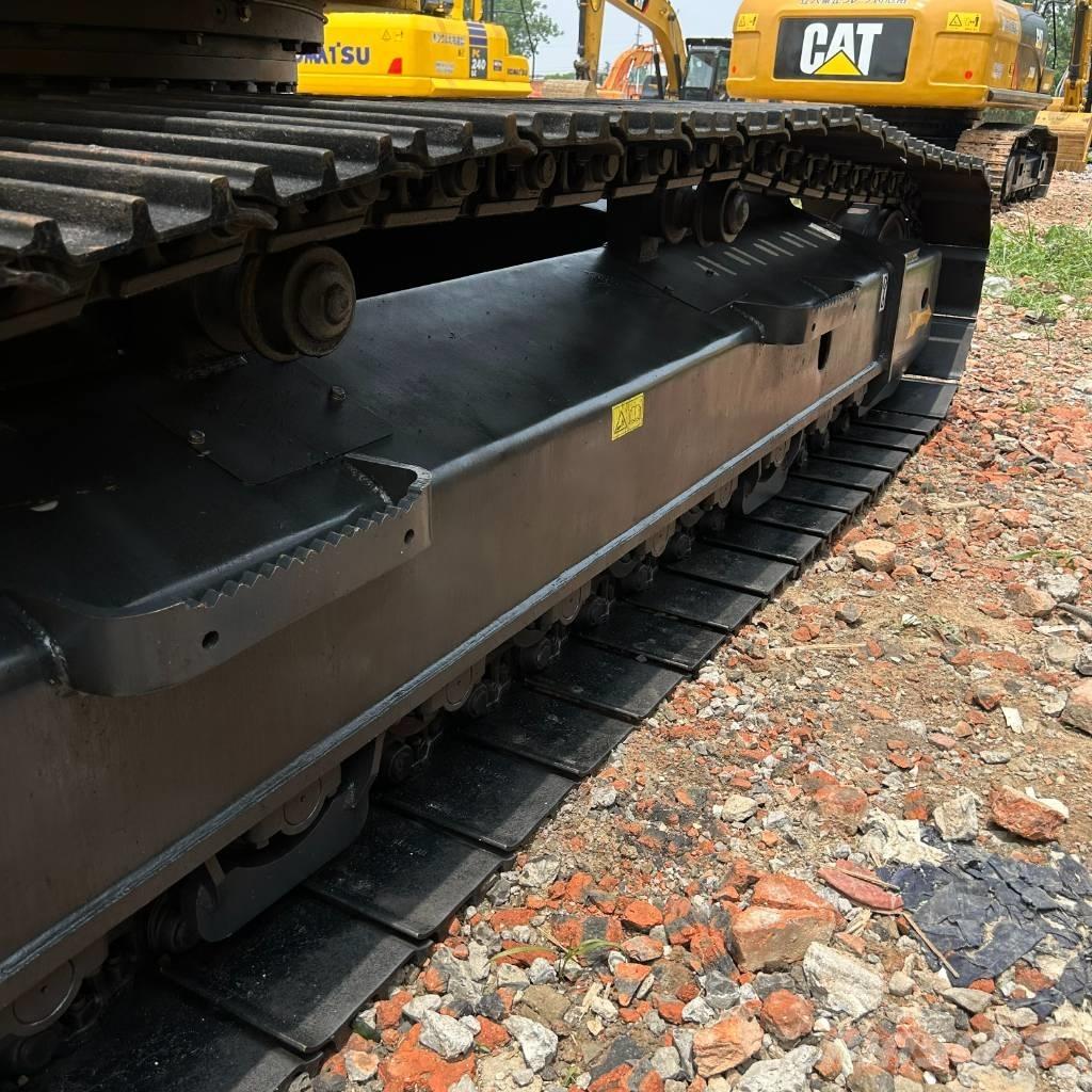 Komatsu 240-8 Pásové rýpadlá