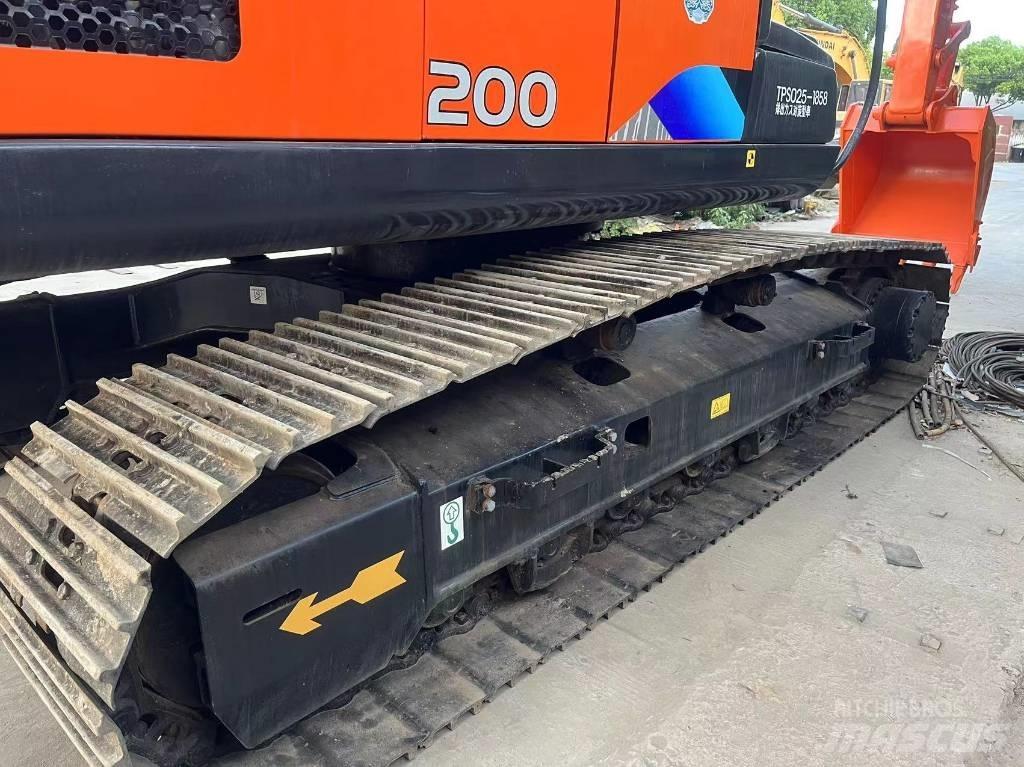 Hitachi ZX 200 Pásové rýpadlá