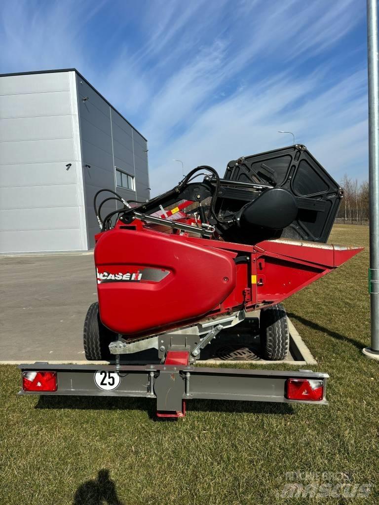 Case IH 8250 Kombinované zberacie stroje