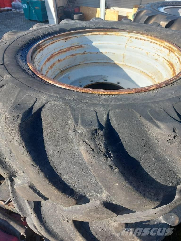 Komatsu 901 Pneumatiky, kolesá a ráfiky