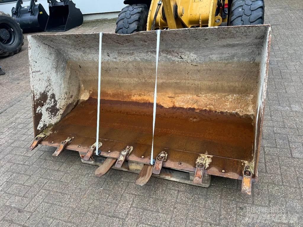 CAT 908M Kolesové nakladače