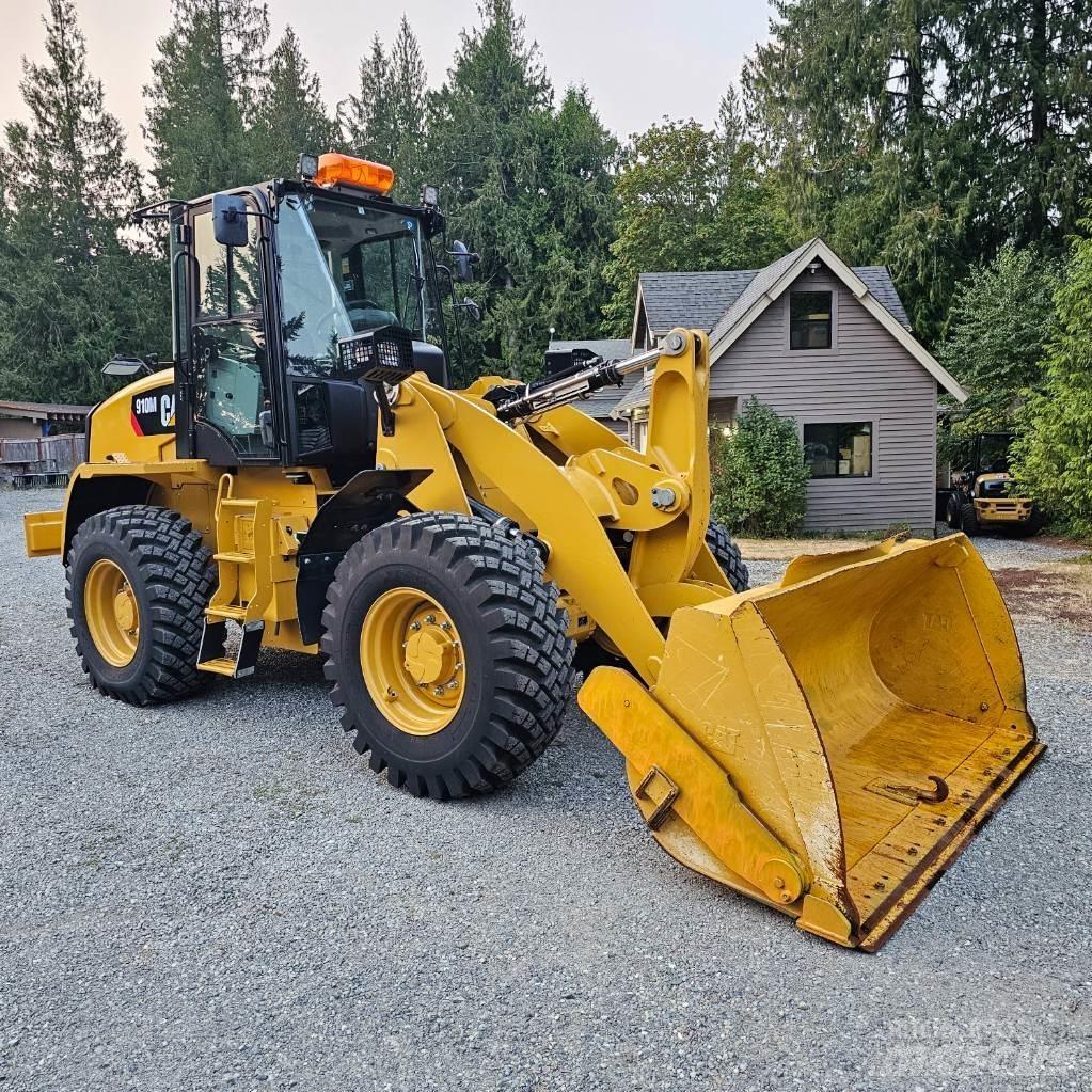 CAT 910M Kolesové nakladače
