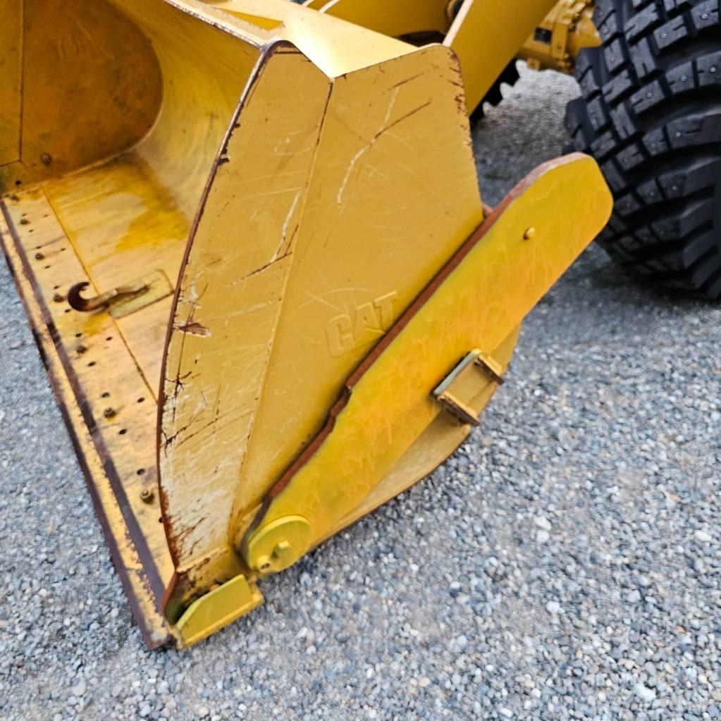 CAT 910M Kolesové nakladače