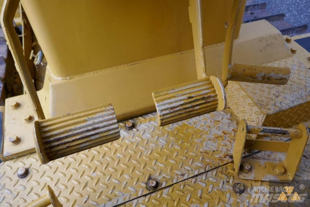 CAT D7G Ex-army Pásové dozéry