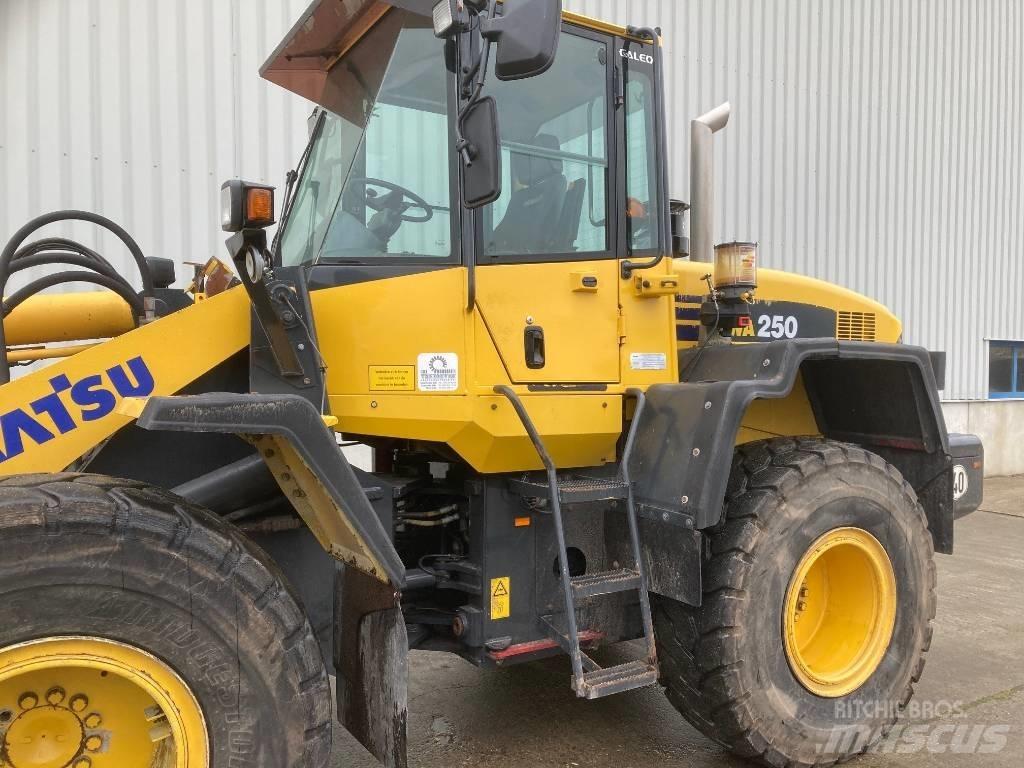 Komatsu WA 250 Kolesové nakladače