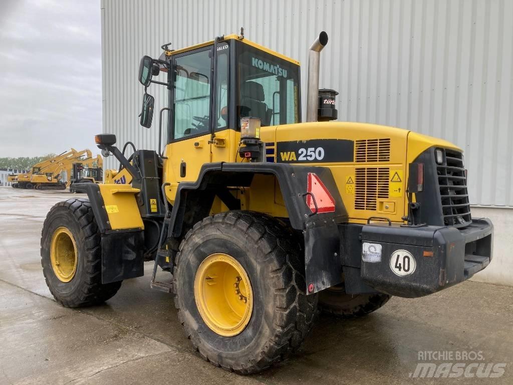 Komatsu WA 250 Kolesové nakladače
