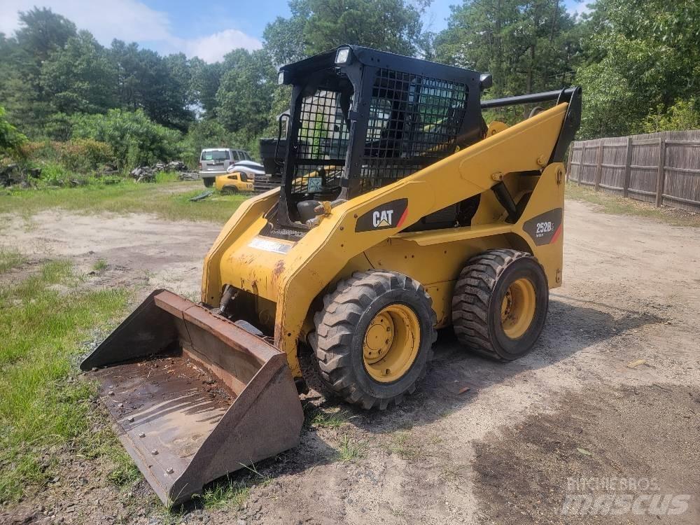 CAT 252 B 3 Šmykom riadené nakladače