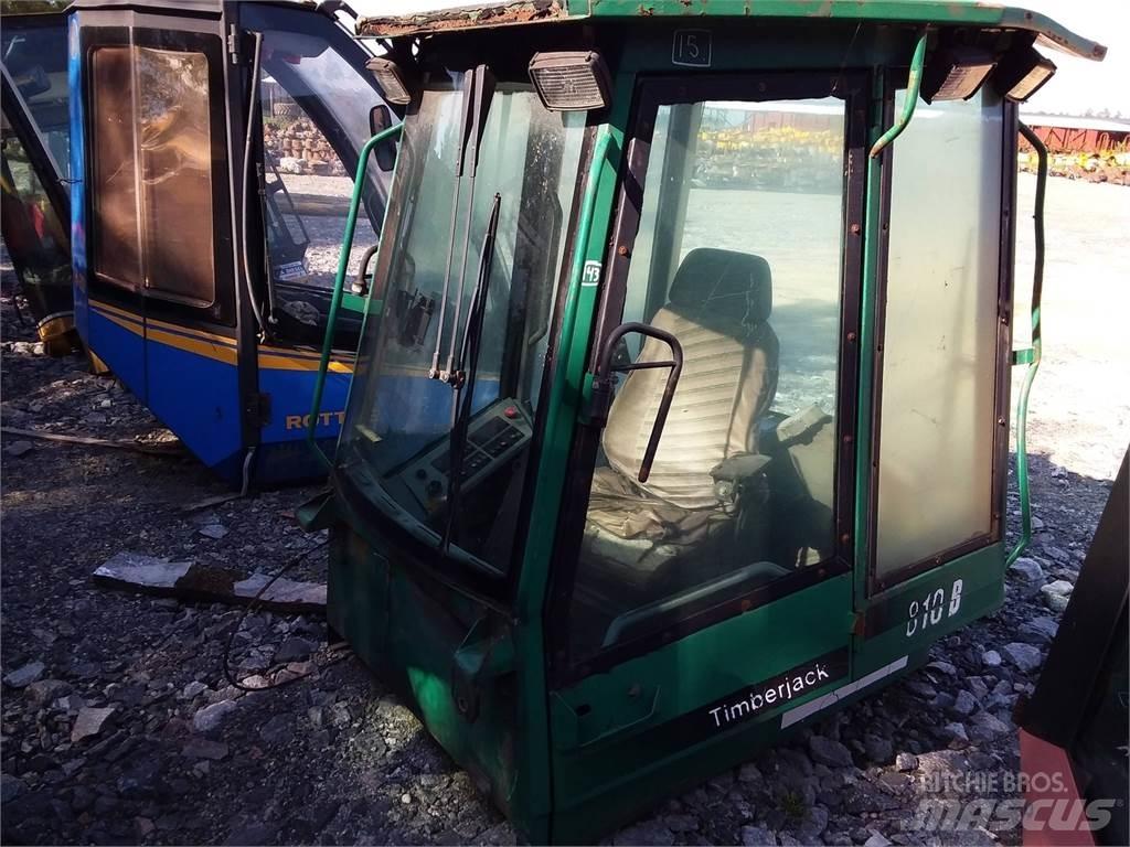 Timberjack 810B Kabíny a interiér
