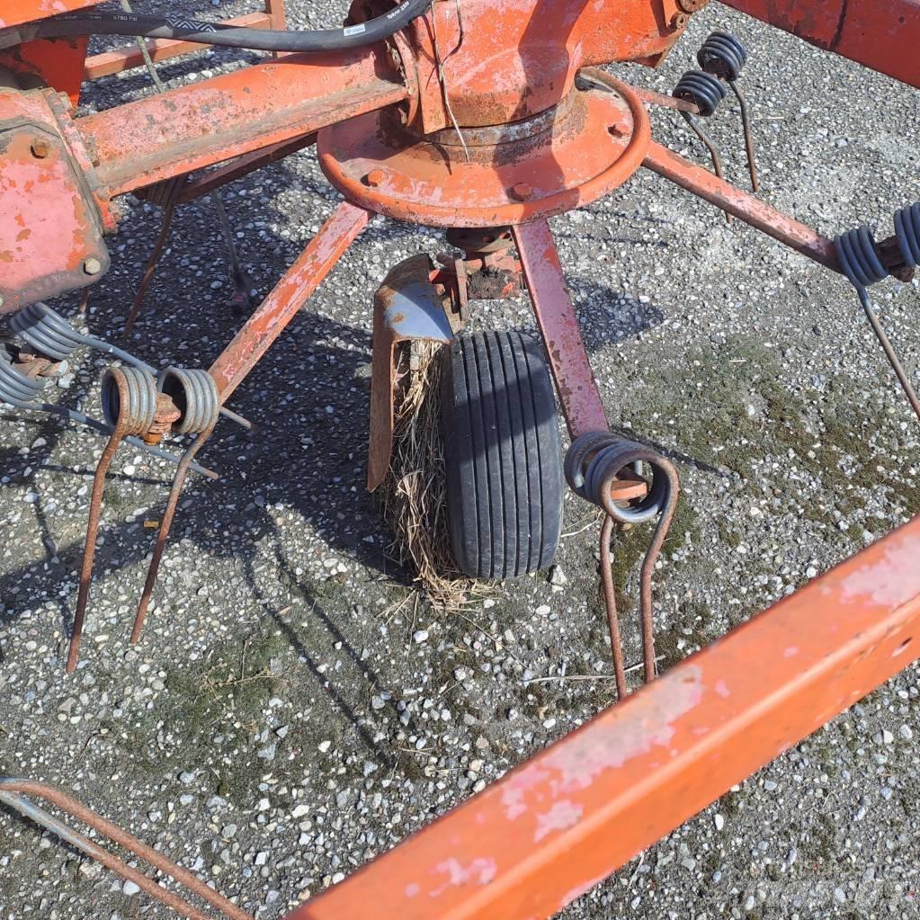 Kuhn GF 6301 M H Obracače a zhrabovače sena