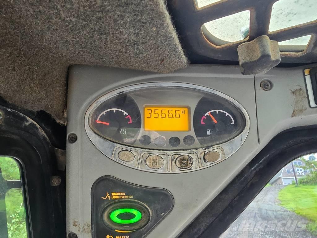 Bobcat T 320 Šmykom riadené nakladače