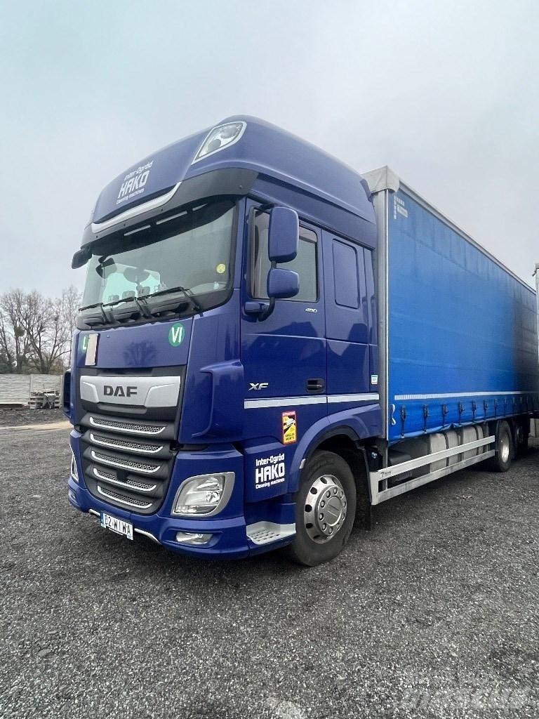 DAF Xf 106 FAR Nákladné vozidlá s bočnou zhrnovacou plachtou