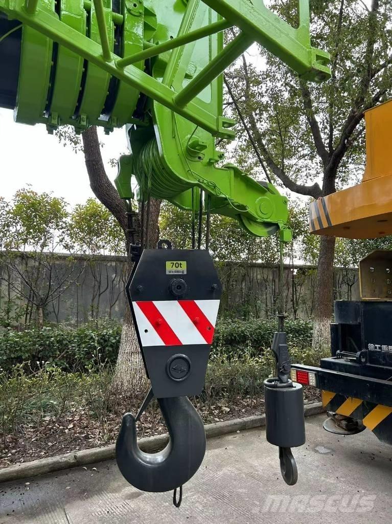 Zoomlion ZTC 700 V Univerzálne terénne žeriavy