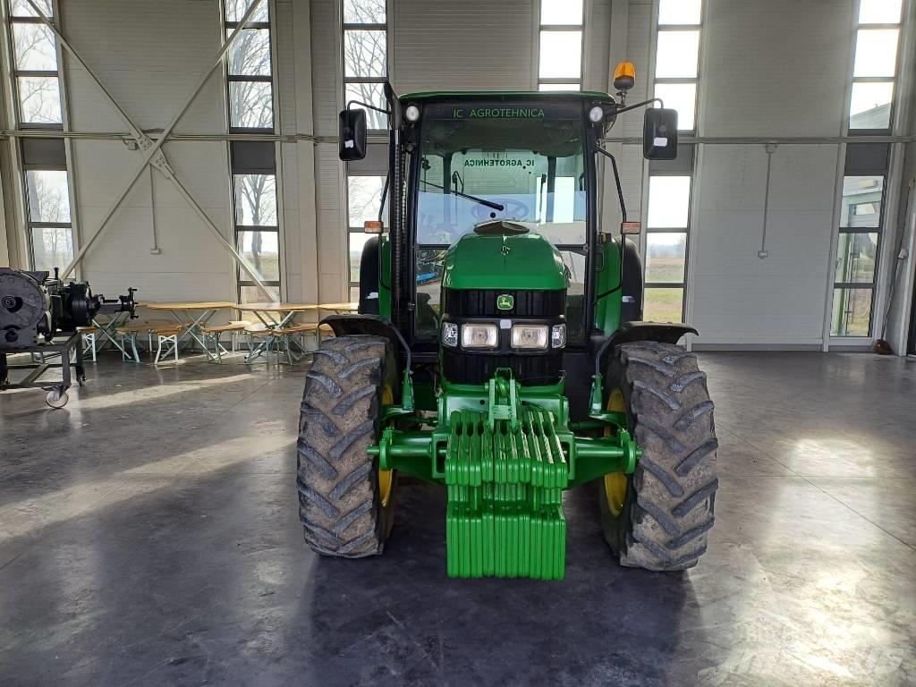 John Deere 5100 R Traktory