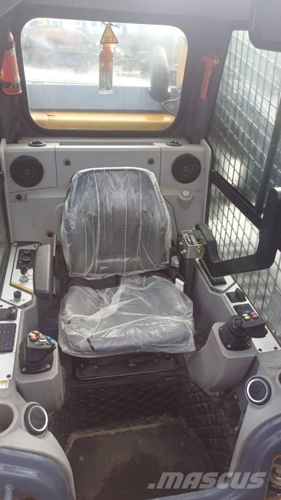 XCMG XC7-TV12 Pásové nakladače