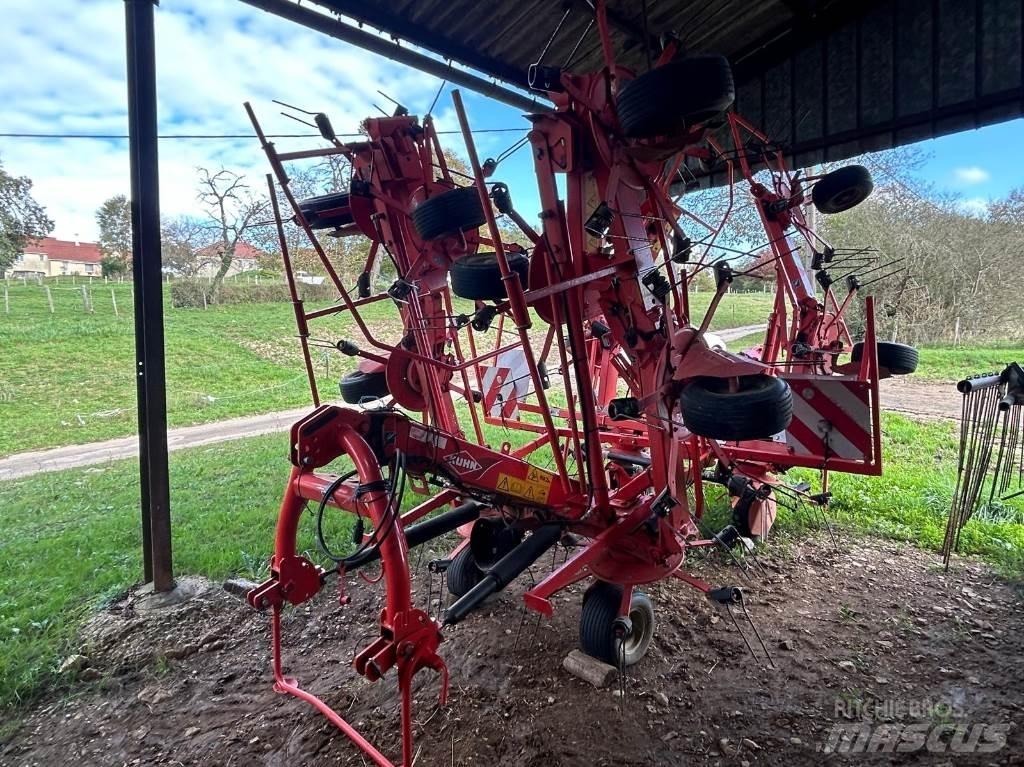 Kuhn GF8702 Obracače a zhrabovače sena