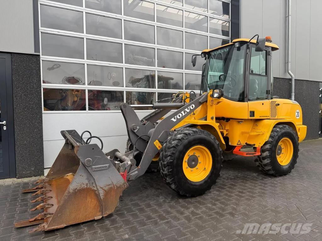 Volvo L30G Kolesové nakladače