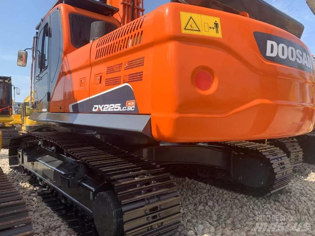 Doosan DX 225 Pásové rýpadlá