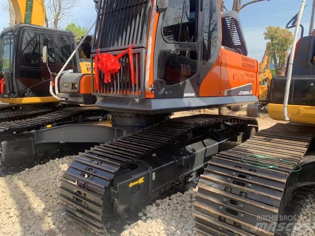 Doosan DX 225 Pásové rýpadlá