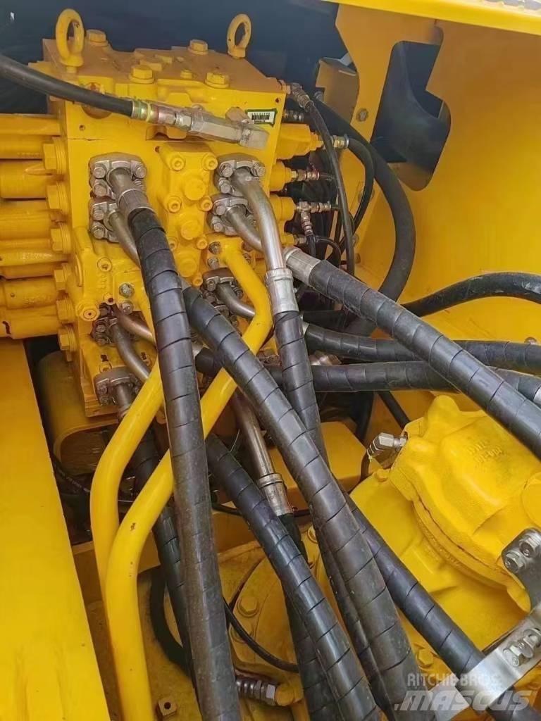 Komatsu 240LC-8 Pásové rýpadlá