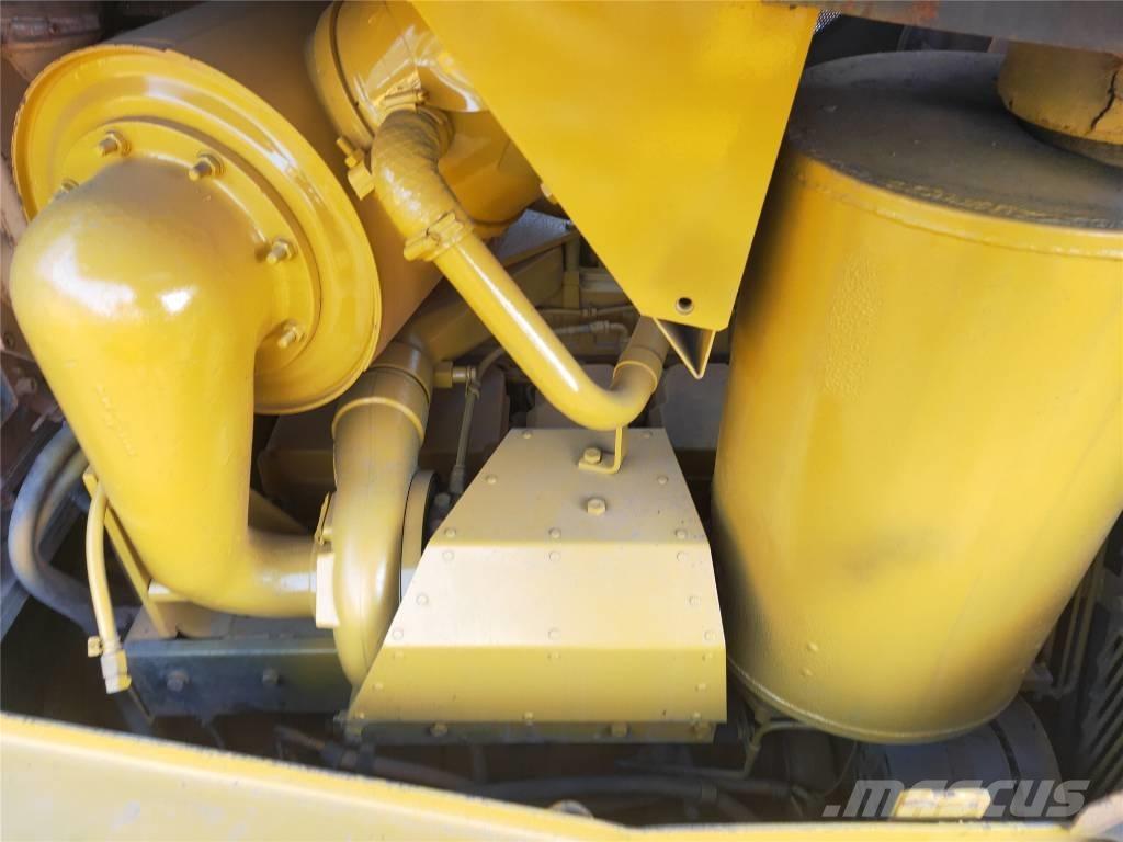 Komatsu D155AX-5 Pásové dozéry