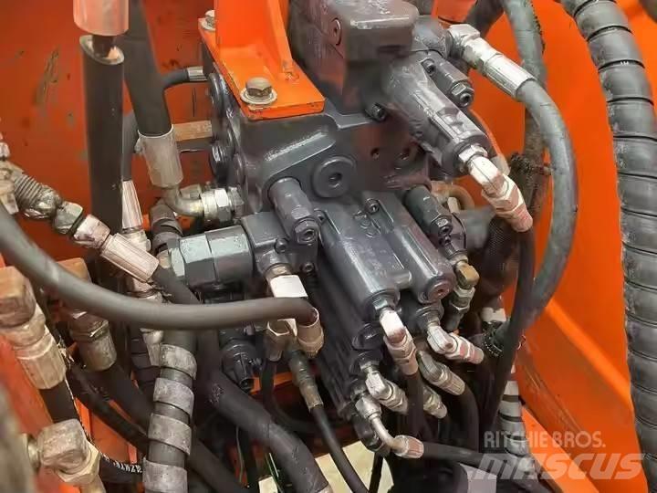 Doosan DH80 Pásové rýpadlá