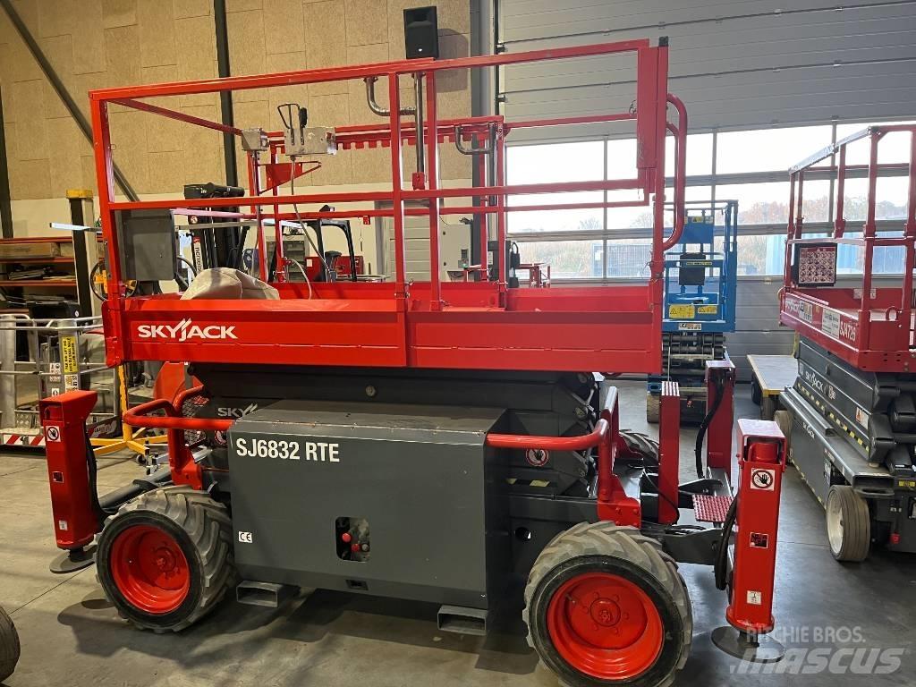 SkyJack SJ 6832 RTE Nožnicové zdvíhacie plošiny