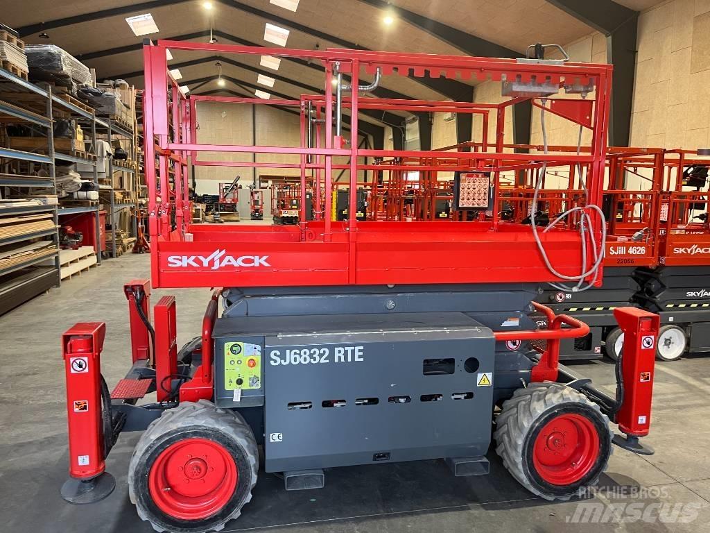 SkyJack SJ 6832 RTE Nožnicové zdvíhacie plošiny
