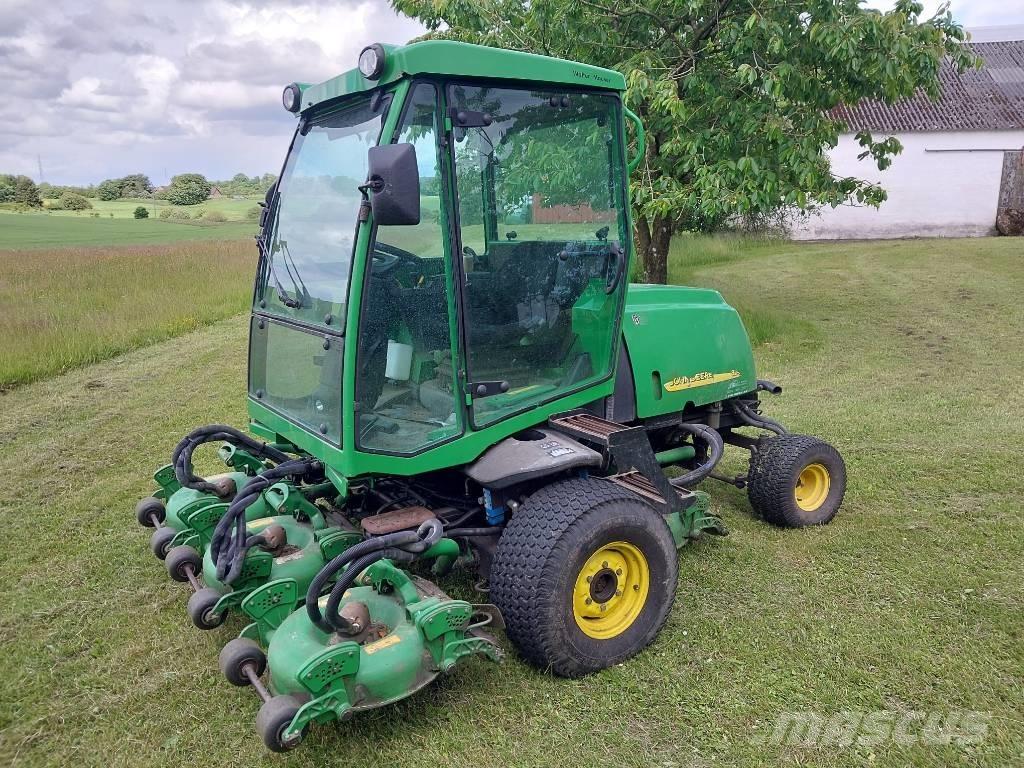 John Deere 3245 C Kosačky fervejí