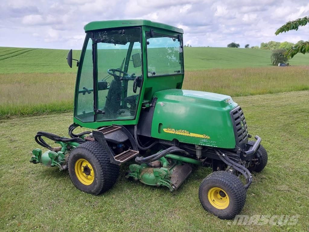 John Deere 3245 C Kosačky fervejí