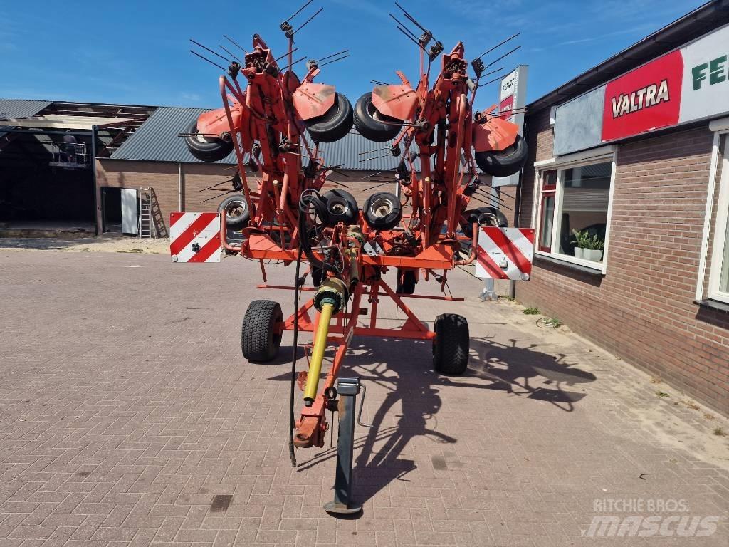 Kuhn GF 10802 T Obracače a zhrabovače sena