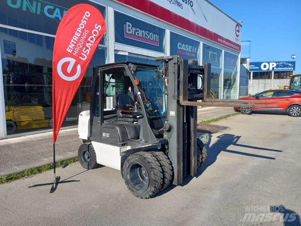 UniCarriers D32 Dieselové vozíky