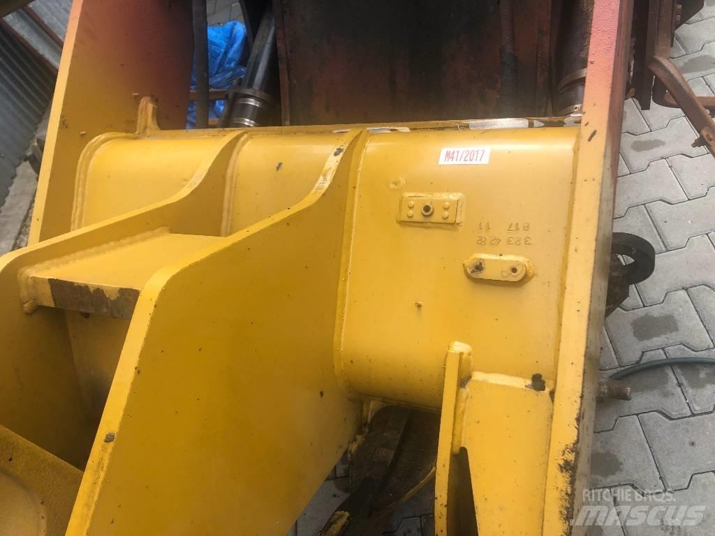 CAT 906 ramiona Podvozky a zavesenie kolies