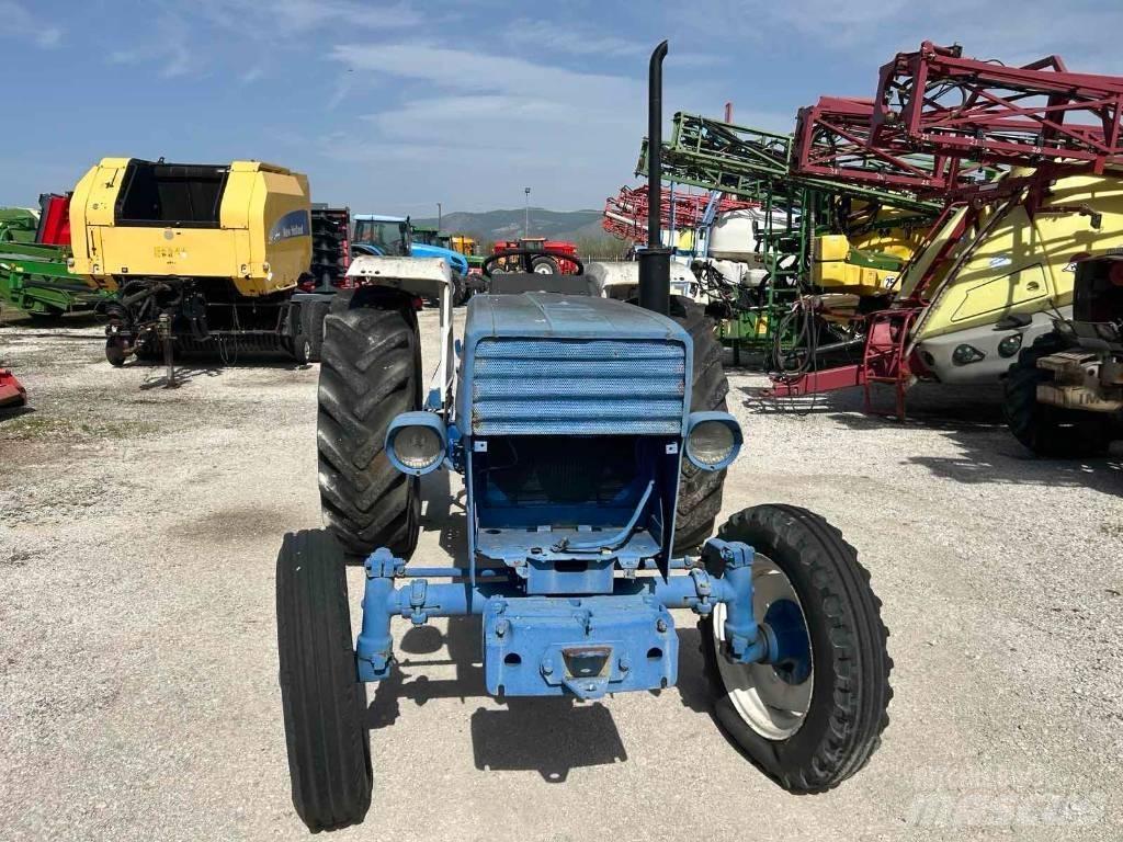 Universal 640 Traktory