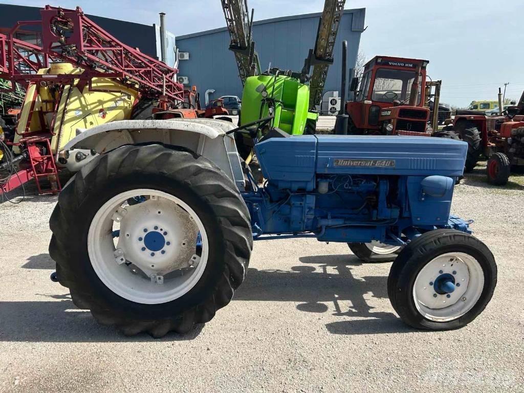 Universal 640 Traktory