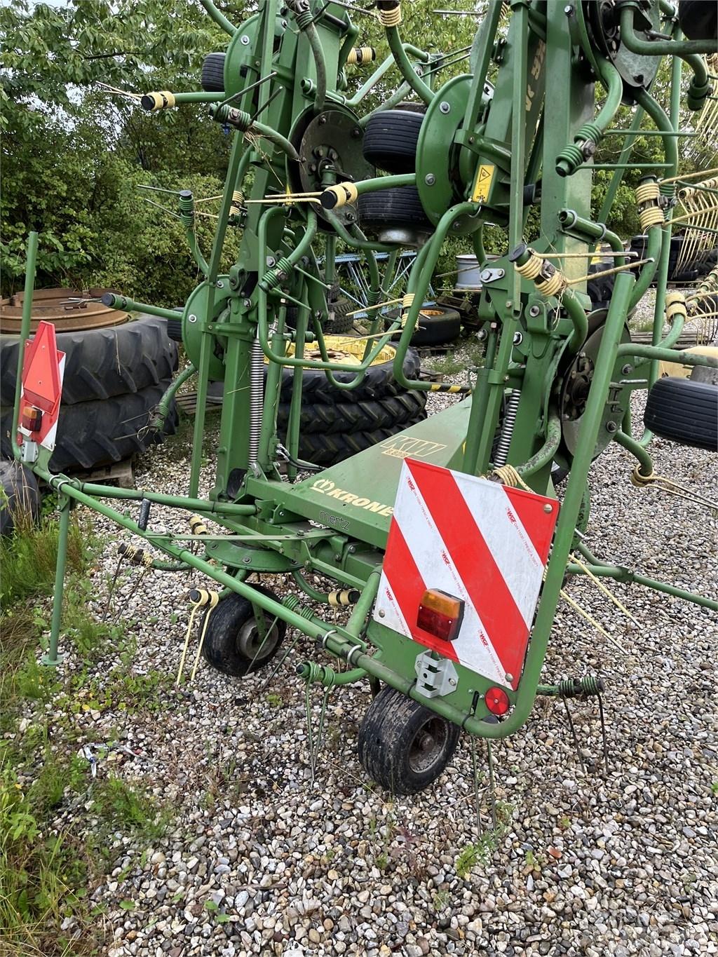 Krone KW 8.82/8 Obracače a zhrabovače sena
