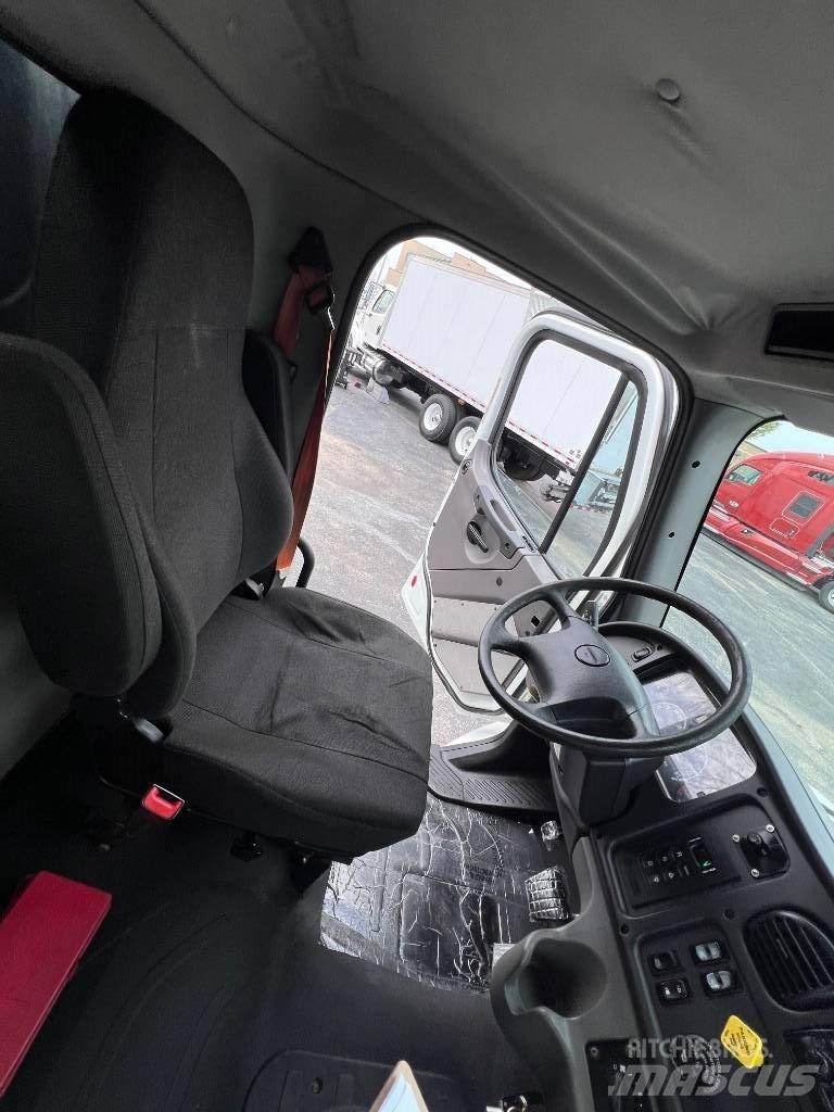 Freightliner M 106 Plošinové nákladné automobily/nákladné automobily so sklápacími bočnicami