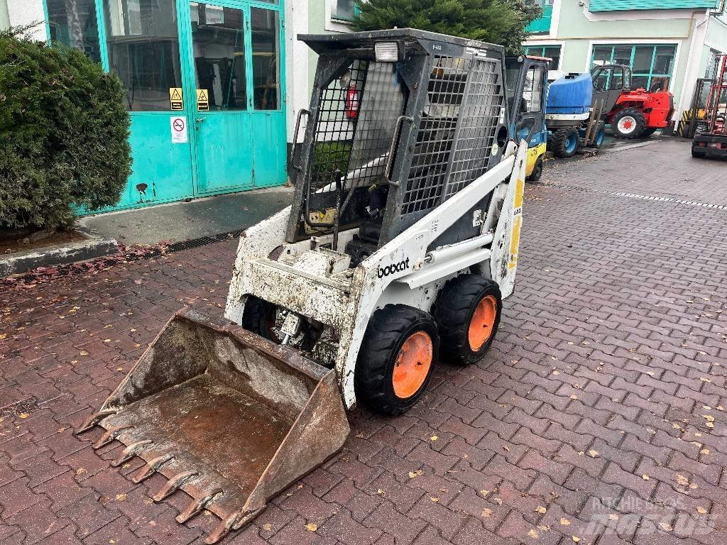 Bobcat 443      V-4129 Čelné nakladače a rýpadlá
