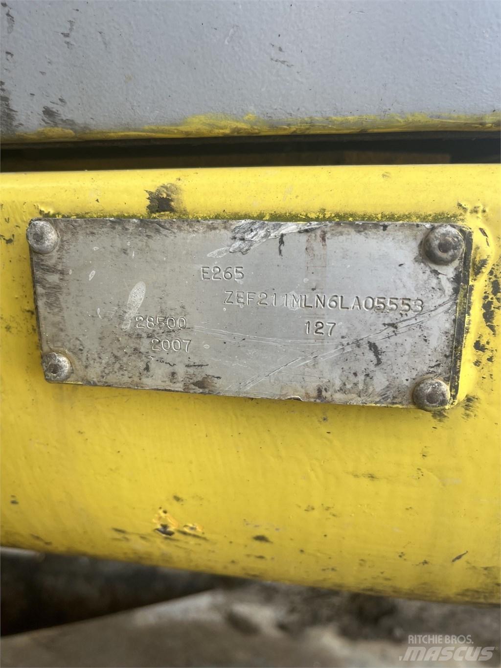 New Holland E 265 B Pásové rýpadlá