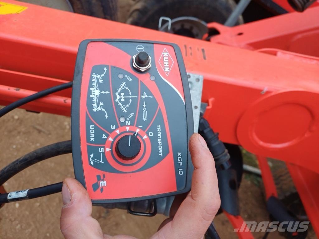 Kuhn GF 13012 Obracače a zhrabovače sena