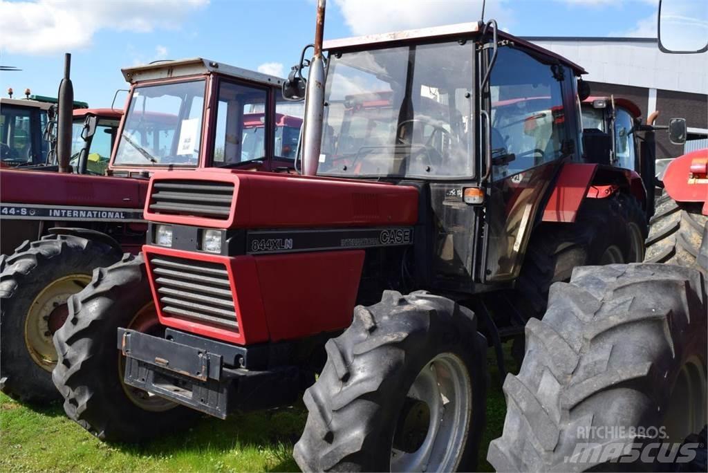 Case IH 844 XL Traktory