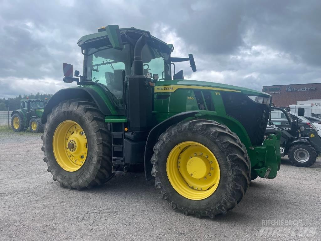 John Deere 7R330 Traktory