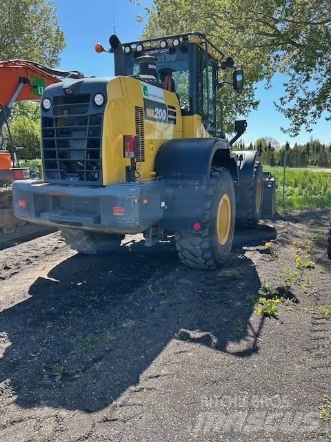Komatsu WA200-8 Kolesové nakladače
