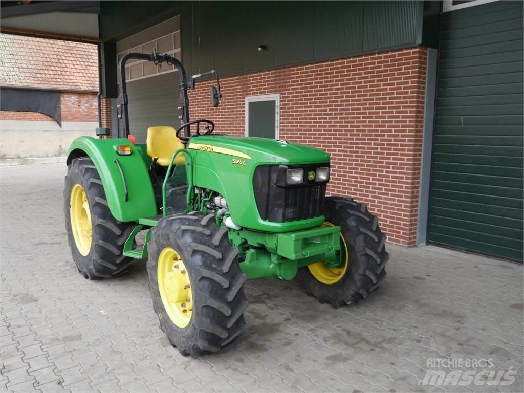 John Deere 5065E Traktory