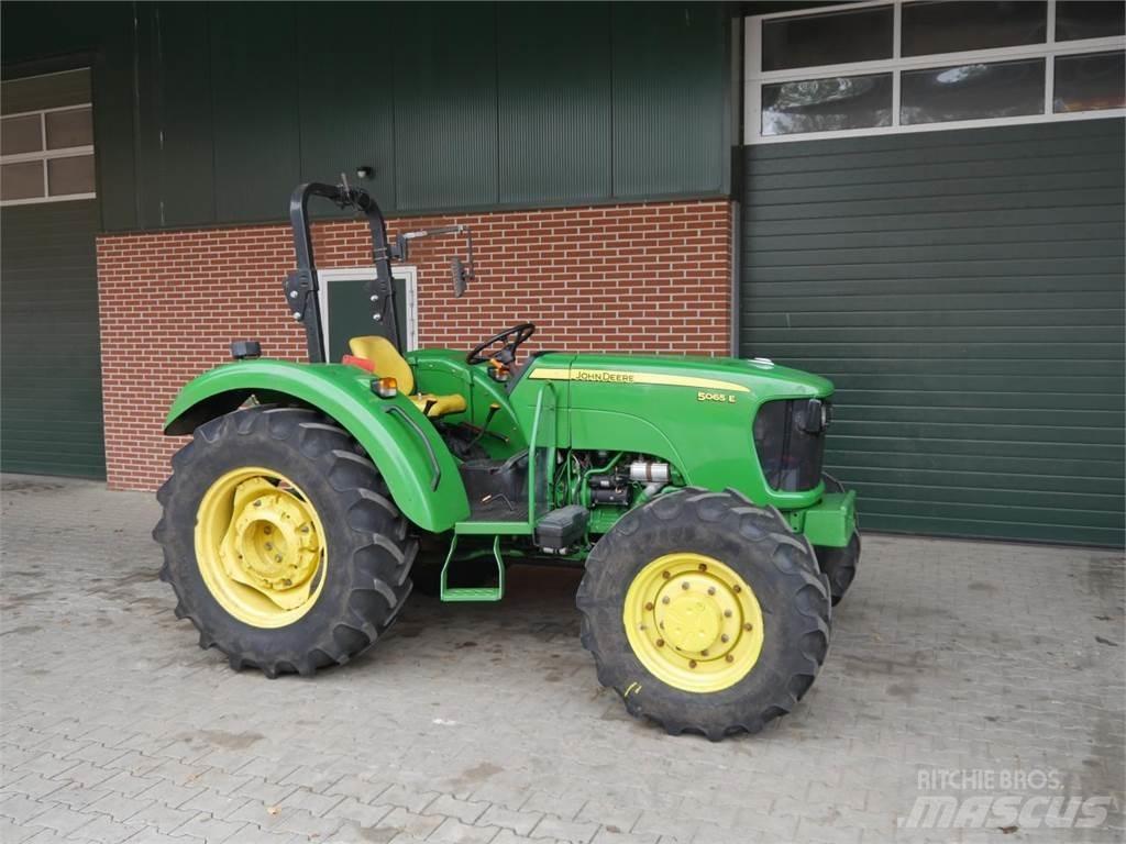 John Deere 5065E Traktory