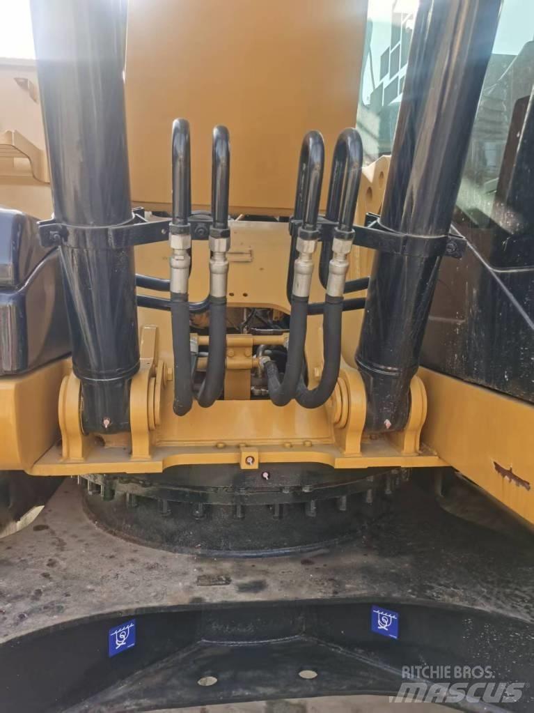 CAT 320d2 Pásové rýpadlá